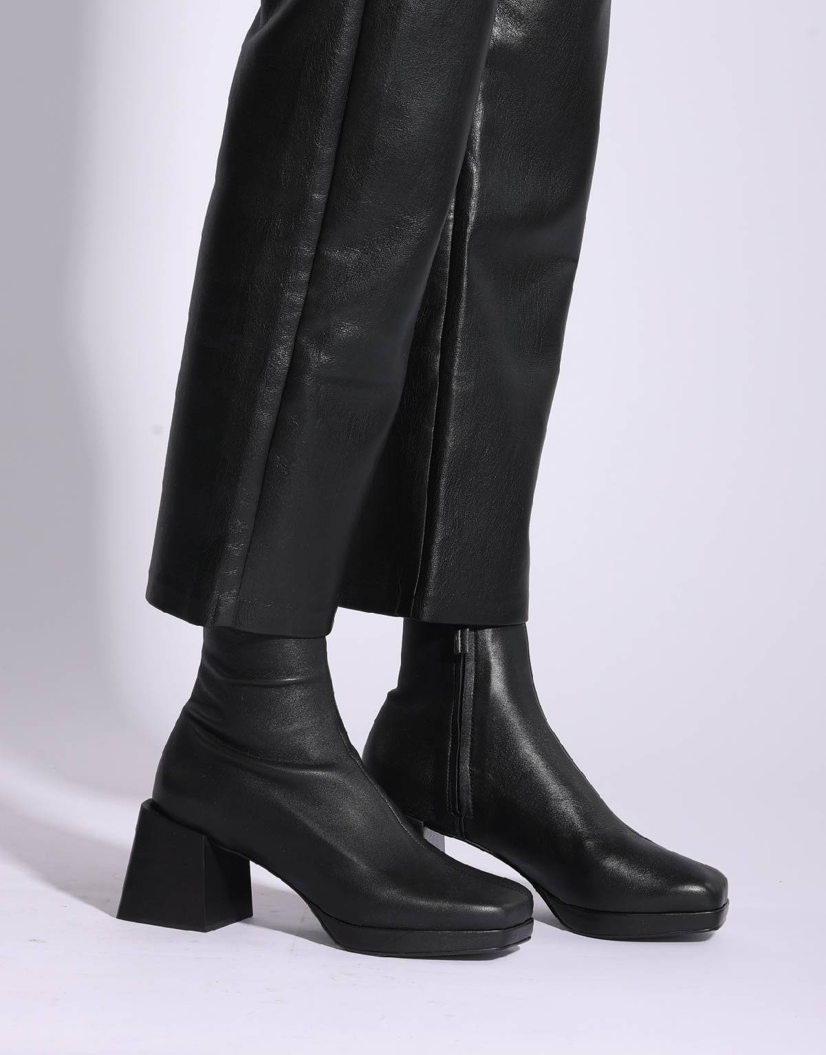 NICOLA BLACK Ankle Boots VICSON